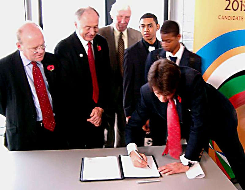 Seb Coe signing the People Ethical Guarantee with young TELCO leaders from St Bonaventure&#x27;s Newham and Norlington Secondary School